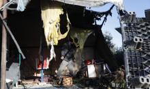 يتفقد فلسطينيون الأضرار التي لحقت بمنازلهم وممتلكاتهم في تجمع سوسيا، جنوب الخليل، عقب هجمات شنها مستوطنون يهود الليلة الماضية. الخليل، الضفة الغربية، 25 فبراير/شباط 2026. تصوير: مأمون وزواز