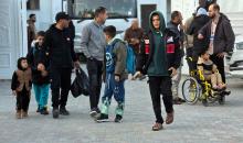 مغادرة مجموعة من المرضى والجرحى من مستشفى الصليب الأحمر، برفقة مرافقيهم، حافلات متجهة إلى معبر رفح الحدودي لإجلائهم في خان يونس، غزة، في 8 فبراير/شباط 2026. (صورة: طارق محمد)