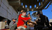 فلسطينيون، بينهم أطفال، يتلون ويحفظون القرآن الكريم خلال شهر رمضان داخل مسجد الألباني، الذي تضرر بشدة جراء الهجمات الإسرائيلية، في خان يونس، جنوب قطاع غزة، في 23 فبراير/شباط 2026. صورة: طارق محمد