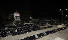 يؤدي الفلسطينيون صلاتي العشاء والتراويح في ساحات المسجد الأقصى في اليوم الثامن من رمضان، القدس، 25 فبراير 2026. صورة من دائرة الأوقاف الإسلامية في القدس