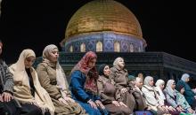 آلاف الفلسطينيين يقيمون التراويح بالمسجد الأقصى.jpg