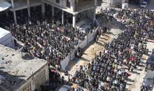 يؤدي الفلسطينيون صلاة الجمعة الثانية من شهر رمضان وسط أنقاض مسجد الكنز، الذي دُمر في هجمات إسرائيلية خلال الحرب، في مدينة غزة، 27 فبراير/شباط 2026. صورة: عمر أشتوي