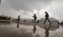 يواجه اللاجئون الفلسطينيون ظروفاً قاسية بعد أن غمرت الأمطار الغزيرة خيامهم في مخيم البريج بوسط قطاع غزة في 24 فبراير/شباط 2026. صورة: معز صالحي