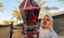 الفلسطينية ريهان شراب تصنع فوانيس رمضان من بقايا صناديق المساعدات في خان يونس جنوب قطاع غزة  8 فبراير/شباط 2026. (صورة: طارق محمد)