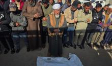 وداع جثمان الطفل إياد أحمد الربيعية (3 أعوام)  في مستشفى ناصر بخان يونس، جنوب قطاع غزة، 2 فبراير/شباط 2026. صورة: طارق محمد