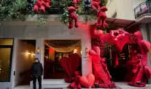 واجهة الفندق الذي عُثر فيه على جثة المُنتجة الإسرائيلية دانا إيدن وسط أثينا (الفرنسية).webp