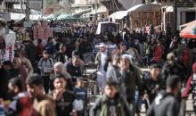 توافد الفلسطينيون بأعداد غفيرة  إلى السوق الشعبي في دير البلح، وسط قطاع غزة، في الأيام التي تسبق شهر رمضان، 12 فبراير/شباط 2026. تصوير: معز صالحي