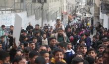 يتظاهر طلاب فلسطينيون من مدارس الأونروا في مخيم بلاطة، شرق نابلس بالضفة الغربية، احتجاجًا على خفض الأونروا للخدمات في مخيمات الضفة، وذلك في 9 فبراير/شباط 2026. (صورة: محمد ناصر)