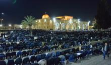 يؤدي الفلسطينيون صلاتي العشاء والتراويح في ساحات المسجد الأقصى في اليوم الثالث من رمضان، القدس، 20 فبراير 2026. صورة من دائرة الأوقاف الإسلامية في القدس.