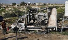 يتفقد فلسطينيون الأضرار التي لحقت بمنازلهم وممتلكاتهم في تجمع سوسيا، جنوب الخليل، عقب هجمات شنها مستوطنون يهود الليلة الماضية. الخليل، الضفة الغربية، 25 فبراير/شباط 2026. تصوير: مأمون وزواز