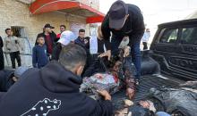 نُقلت جثامين اثنين من الفلسطينيين الثلاثة، بينهم امرأة، الذين قضوا نحبهم في هجمات شنها الجيش الإسرائيلي على قرية مصدر، إلى مستشفى شهداء الأقصى في دير البلح، وسط قطاع غزة، في 10 فبراير/شباط 2026. (صورة: أحمد إبراهيم)