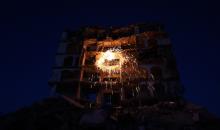 فلسطينيون يُشعلون شرارات من الصوف الفولاذي ( الليف السلكي) خلال شهر رمضان المبارك، وسط أنقاض المباني السكنية التي دُمّرت خلال العدوان الإسرائيلي الذي استمر عامين، في مدينة غزة، 23 فبرايرشباط 2026. صورة عمر أشتوي