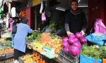 فلسطينيون يتسوقون استعدادًا للإفطار في أول أيام شهر رمضان المبارك، في مدينة نابلس بالضفة الغربية، 18 فبراير/شباط 2026. صورة: محمد ناصر