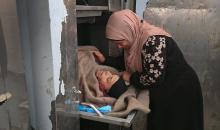 الفلسطينيون ينعون جثمان أسماء الصعيدي، 54 عامًا، في مستشفى شهداء الأقصى بدير البلح، بعد أن أطلق عليها الجيش الإسرائيلي النار شرق مخيم المغازي، في 14 مارس/آذار 2026. صورة: أحمد إبراهيم