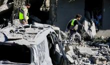 السكسكية، لبنان 28 مارس 2026 (شينخوا) في الصورة الملتقطة يوم 27 مارس 2026، رجال إنقاذ يتفقدون مباني ومركبات تعرضت للتدمير إثر غارات جوية إسرائيلية على بلدة السكسكية بقضاء صيدا جنوبي لبنان..JPG