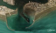 دخان يتصاعد من سفينة عقب انفجار في ميناء بندر عباس على طول مضيق هرمز، 2 آذار 2026. (أ ف ب).jpeg