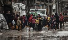 في مخيم البريج بوسط قطاع غزة، بتاريخ 26 مارس/آذار 2026، يعانى الفلسطينيون النازحون من صعوبة الحصول على مياه الشرب وسط هطول الأمطار وتفاقم الأوضاع المعيشية داخل خيامهم نتيجة عاصفة وانهيار البنية التحتية ونقص الاحتياجات الأساسية. (صورة: معز صالحي)