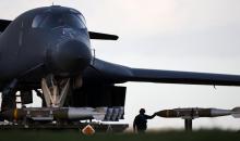 يستعد أفراد القوات البرية العسكرية لتحميل ذخائر الهجوم المباشر المشترك (JDAM) في قاذفة قنابل من طراز B-1 Lancer تابعة لسلاح الجو الأميركي 11 مارس 2026 (أ ف ب).jpeg