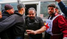 وصل 11 أسيرًا فلسطينيًا مُفرجًا عنهم من السجون الإسرائيلية إلى مستشفى شهداء الأقصى في دير البلح، وسط قطاع غزة، في 23 مارس/آذار 2026، على متن سيارات تابعة للجنة الدولية للصليب الأحمر. (صورة: أحمد إبراهيم)