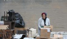 طهران 14 مارس 2026 (شينخوا) في الصورة الملتقطة يوم 12 مارس 2026، امرأة ترتب متعلقات تم استخراجها من منازل مدمرة في طهران، إيران..JPG