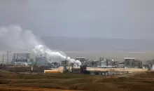 أعمدة الدخان تتصاعد من المنطقة الصناعية ”رامات هوفاف“ جنوب بئر السبع جراء القصف الإيراني (الفرنسية).webp