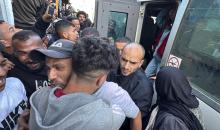 يخضع فلسطينيون مُفرج عنهم من السجون الإسرائيلية لفحص طبي في مستشفى شهداء الأقصى بدير البلح وسط قطاع غزة، بتاريخ 22 مارس/آذار 2026. تصوير: أحمد إبراهيم
