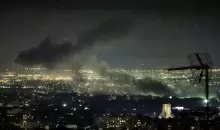 تصاعد أعمدة الدخان من موقع غارات جوية قرب برج آزادي غربي طهران (الفرنسية).webp