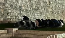 صورة أرشيفية لأشخاص يصلون في القدس. (وفا).jpeg