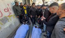 ودّع فلسطينيون جثامين ثلاثة مواطنين في مستشفى الشفاء بمدينة غزة، بعد استشهادهم في غارة جوية إسرائيلية استهدفت حي الزيتون شرق المدينة، في 30 مارس/آذار 2026