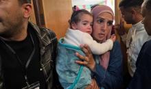 عاد 8 أطفال، تم إجلاؤهم إلى مصر عبر معبر رفح الحدودي عام 2023 بسبب تدهور حالتهم الصحية خلال العمليات البرية أثناء الحرب، إلى غزة، والتقوا بعائلاتهم في مجمع ناصر الطبي في خان يونس،   30 مارس/آذار 2026. (صورة: طارق محمد)