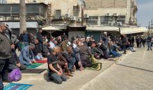 المقدسيون يؤدون صلاة الجمعة الأخيرة من رمضان على مقربة من الأقصى.jpg