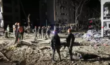 عناصر الإنقاذ في موقع الضربة الصاروخية الإيرانية في عراد جنوب إسرائيل (الفرنسية).webp