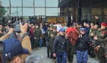 تشييع جثامين الشهيدات الثلاث في جنازة عسكرية مهيبة في الخليل.jpg