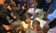 الفلسطينيون ينعون أحباءهم في أعقاب هجوم الجيش الإسرائيلي على خان يونس، غزة، في 4 مارس/آذار 2026. استشهد منتصر سعد سمور، 41 عامًا، في هجوم للجيش الإسرائيلي على بلدة بني سهيلة، شرق خان يونس، في انتهاك لوقف إطلاق النار. صورة: طارق محمد