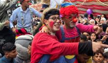 نظّم متطوعون فلسطينيون أنشطة ترفيهية للأطفال النازحين في خان يونس، جنوب قطاع غزة، في ثاني أيام عيد الفطر، الموافق 21 مارس/آذار 2026.  (صورة: طارق محمد)