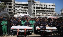 ودّع فلسطينيون جثامين ثلاثة مواطنين، بينهم مسعف، في مستشفى الشفاء. وقد سقطوا في غارة جوية إسرائيلية غرب مدينة غزة ليلة أمس