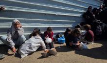 تجمّع فلسطينيون نازحون لتلقّي وجبات طعام من مطبخ خيري في خان يونس، جنوب قطاع غزة، في 24 مارس/آذار 2026. (صورة: طارق محمد)