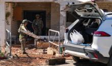 القدس 3 مارس 2026 (شينخوا) في الصورة الملتقطة يوم 3 مارس 2026، أفراد أمن إسرائيليون يتفقدون منزلا تضرر خلال هجمات في موشاف كفار يوفال شمالي إسرائيل، قرب الحدود مع جنوبي لبنان. .....JPG