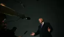 الرئيس الأمريكي دونالد ترمب أثناء حديثه للصحفيين (الفرنسية).webp