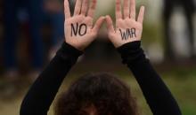 تل أبيب 15 مارس 2026 (شينخوا) في الصورة الملتقطة يوم 14 مارس 2026، متظاهرة ترفع يديها التي كتبت عليها شعار (لا للحرب) خلال مسيرة للاحتجاج على الهجمات الأمريكية-الإسرائيلية على إيران والمطالبة بإنهاء جميع أعمال الحرب في تل أبيب، إسرائيل..JPG