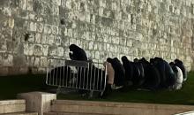 مقدسيين أدوا العشاء قرب باب الساهرة بالقدس المحتلة.jpeg