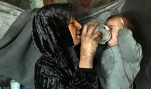 في اليوم العالمي للمرأة، تعيش الفلسطينية إكرام النجار في غرفة متضررة بمدرسة حُوِّلت إلى مأوى للنازحين في خان يونس، بعد أن فقدت معظم أفراد أسرتها خلال الحرب. خان يونس، قطاع غزة، 8 مارس/آذار 2026. تصوير: طارق محمد