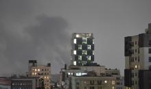 طهران 14 مارس 2026 (شينخوا) في الصورة الملتقطة  13 مارس 2026، أعمدة دخان تتصاعد عقب غارات جوية على العاصمة الإيرانية، طهران. وسُمع دوي عدة انفجارات مساء يوم الجمعة في مناطق مختلفة من طهران..JPG