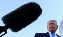 الرئيس الأميركي دونالد ترامب يتحدث إلى وسائل الإعلام قبل مغادرته ويست بالم بيتش على متن طائرة الرئاسة من فلوريدا. 23/03/2026. (رويترز)