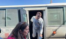 وصل ستة أسرى فلسطينيين مُفرج عنهم من السجون الإسرائيلية إلى مستشفى شهداء الأقصى في دير البلح، وسط قطاع غزة، في 30 مارس/آذار 2026، على متن سيارات تابعة للجنة الدولية للصليب الأحمر. (صورة: أحمد إبراهيم)