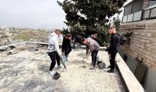 الاحتلال يجبر مقدسيا على هدم جزء من منزله ذاتيا في بلدة صور باهر.jpeg