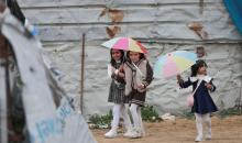 أطفال فلسطينيون نازحون يلعبون بألعاب بسيطة خلال عيد الفطر وسط الخيام والمباني المدمرة في مخيم النصيرات للاجئين، 21 مارس/آذار 2026. صورة: رمزي أبو عامر