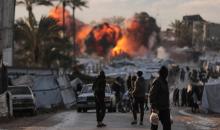 شنت طائرات حربية إسرائيلية غارة جوية قرب مخيم للنازحين في دير البلح بوسط قطاع غزة في 25 مارس/آذار 2026. أسفر الهجوم عن استشهاد شخص وإصابة آخرين. (صورة: رمزي أبو عامر)