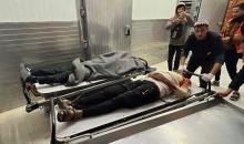 ودّع فلسطينيون جثامين ستة مواطنين، بينهم ثلاثة من رجال الشرطة، قُتلوا في غارات إسرائيلية، بحسب مسعفين، في مستشفى ناصر بخان يونس، جنوب قطاع غزة، في 29 مارس/آذار 2026. (صورة: طارق محمد)