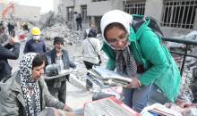 طهران 14 مارس 2026 (شينخوا) في الصورة الملتقطة يوم 12 مارس 2026، أشخاص ينقلون متعلقات تم استخراجها من منازل مدمرة في طهران، إيران..JPG